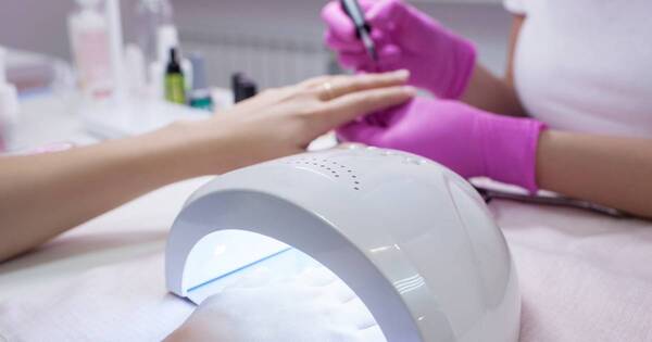 La Nación / Las lámparas de manicura aumentan el riesgo de cáncer de piel, advierte dermatóloga