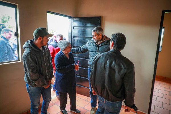 Casi 1.000 viviendas sociales entregadas por el Gobierno en un solo día en Caaguazú