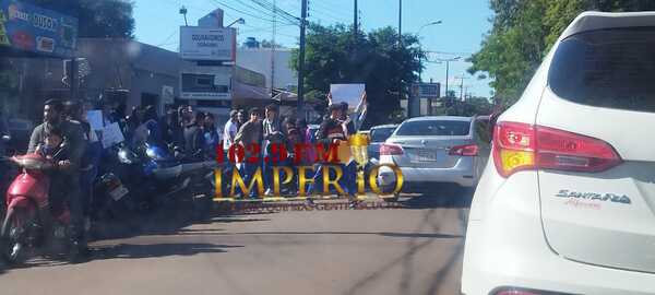 Multitud de alumnos del CRE se manifiestan a favor de directora separada - Radio Imperio