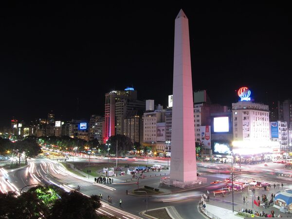 驴C贸mo puede afectar demogr谩ficamente a la regi贸n la situaci贸n de Argentina de cara a las pr贸ximas elecciones presidenciales? - Revista PLUS