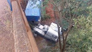 Camionero perdió el control y fue a parar a un arroyo en Tacuatí