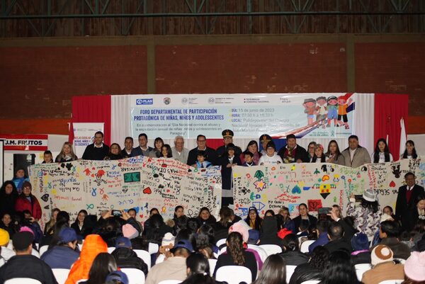 Estudiantes y padres participan de foro contra el abuso y explotación infantil - Unicanal