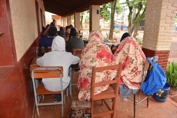 Alumnos dan clase al aire libre y se exponen a enfermedades respiratorias - ABC en el Este - ABC Color