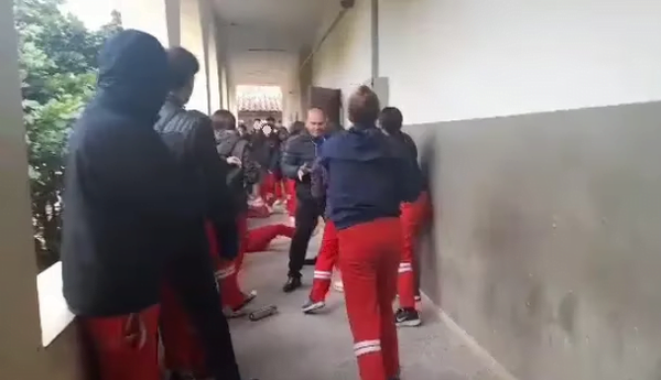 Alumna fue golpeada salvajemente por compañeros - Noticiero Paraguay