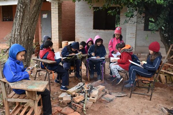 Alumnos dan clases en la intemperie y hacen fogatas para mitigar el frío - Nacionales - ABC Color