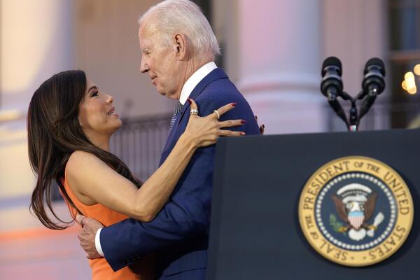 Polémico gesto de Biden con actriz Eva Longoria | 1000 Noticias