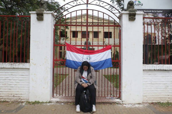 Mamá de alumna se encadena frente al colegio para que atiendan su reclamo