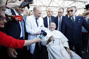 El papa regresa al Vaticano tras su operación de hernia abdominal - San Lorenzo Hoy