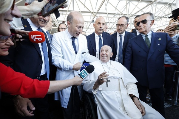El papa regresa al Vaticano tras su operación de hernia abdominal - San Lorenzo Hoy