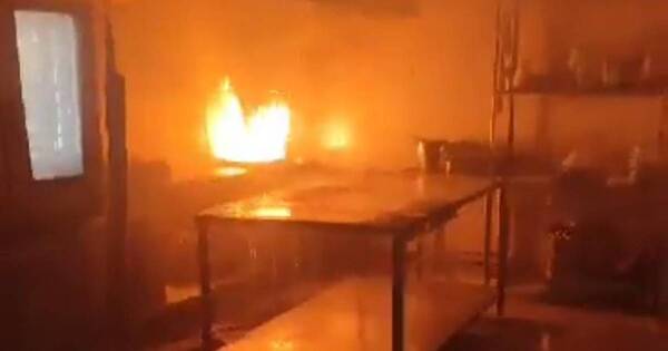 La Nación / Controlan principio de incendio en conocido supermercado de Luque