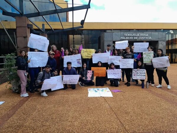 Jóvenes se manifestaron frente al Palacio de Justicia de Encarnación - Nacionales - ABC Color