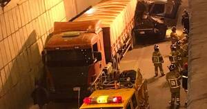 La Nación / Accidente de tránsito en el túnel Semidei involucra a dos camiones de gran porte