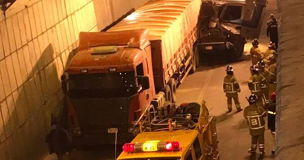 La Nación / Accidente de tránsito en el túnel Semidei involucra a dos camiones de gran porte