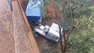 Chofer de camión sufre golpes tras caer a un arroyo en Tacuatí