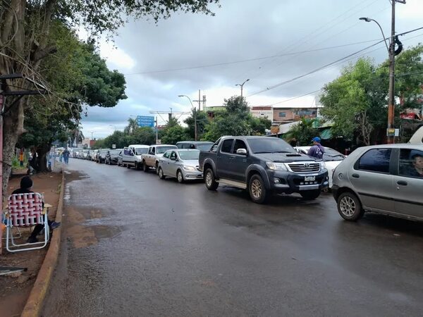 Denuncian premeditada mala gestión de paso fronterizo entre Encarnación y Posadas para lucrar con las filas - Nacionales - ABC Color