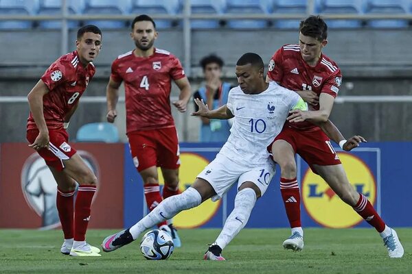 Francia e Inglaterra siguen con paso firme hacia la Eurocopa-2024 - Fútbol Internacional - ABC Color