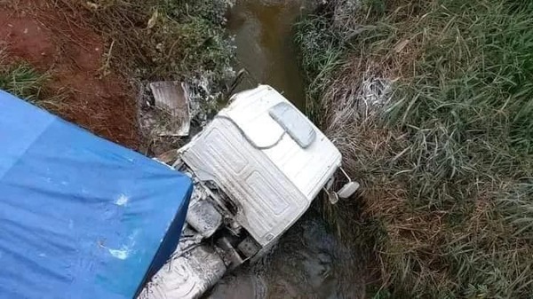 Camionero perdió el control y cayó a un arroyo en Tacuatí | 1000 Noticias