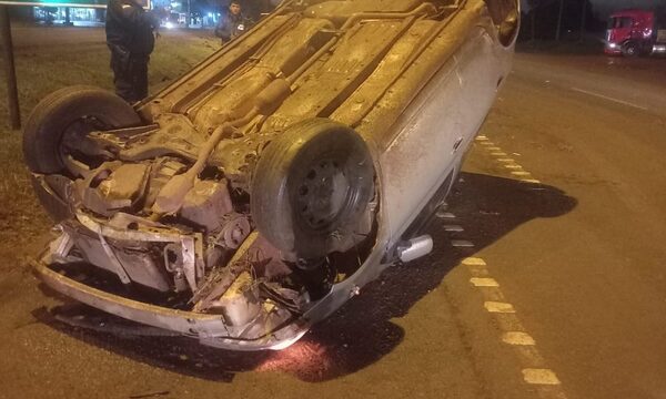Una joven sufre lesiones al volcar su camioneta en la ruta mojada en Km 11 de Ciudad del Este – Diario TNPRESS