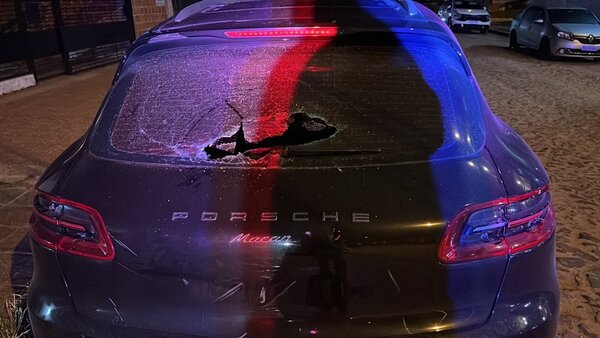 ¡Otra vez! Daña lujoso vehículo por estacionar frente a su casa