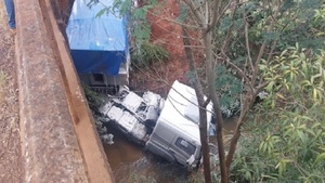 Camión cae a un arroyo en San Pedro y chofer resulta lesionado - Noticias Paraguay