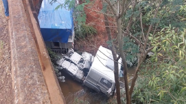 Camión cae a un arroyo en San Pedro y chofer resulta lesionado - Noticias Paraguay