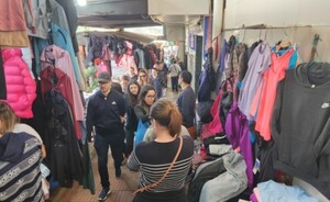 Cesó la lluvia y compristas copan el centro de CDE
