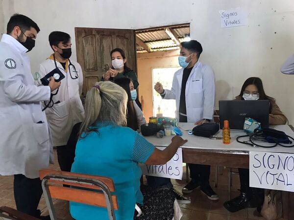 Alumnos de medicina llevan atención gratuita a barrio Chaipé