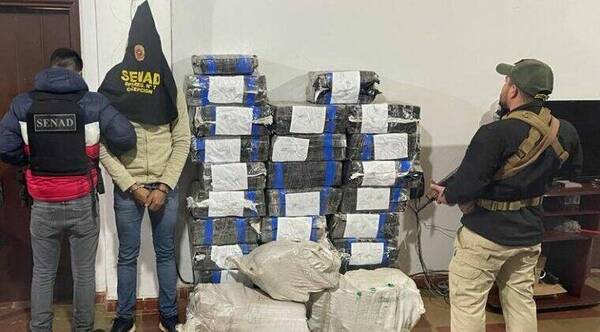 Cacharon un vehículo que "volaba": Llevaba más de 600 kilos de macoña