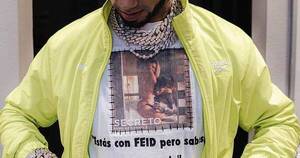 La Nación / Nuevo capítulo: Anuel AA volvió a enviar indirecta a Karol G con una remera