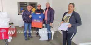 MUNICIPALIDAD DE SAN JUAN DEL PNÁ ENTREGÓ INDUMENTARIAS DEPORTIVAS A CLUBES - Itapúa Noticias