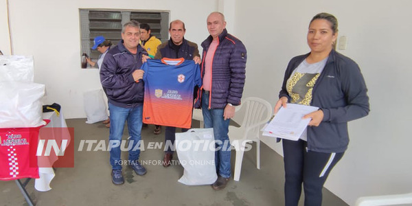 MUNICIPALIDAD DE SAN JUAN DEL PNÁ ENTREGÓ INDUMENTARIAS DEPORTIVAS A CLUBES - Itapúa Noticias