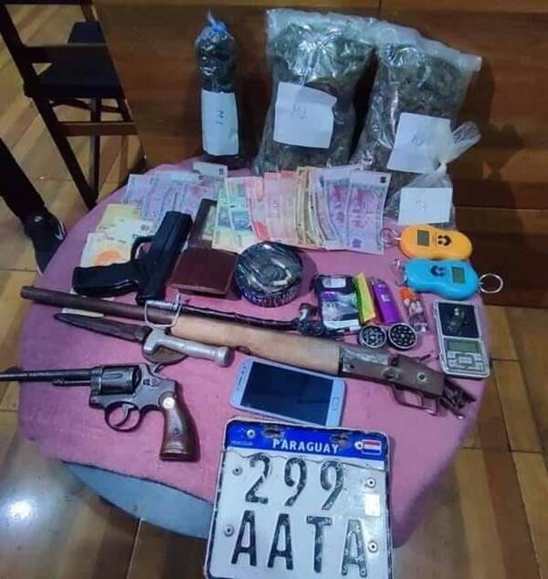 Le cayeron anti narcos y el tipo les recibió onda ¡hay todo tío!: Armas de fuego, puñales, drogas, rifles...