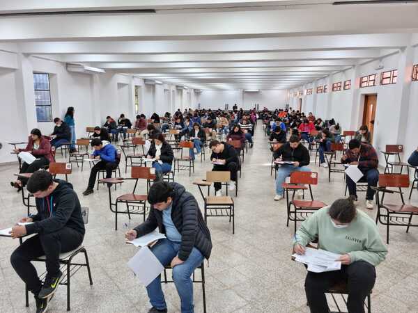 Más de 14.000 postulantes rindieron en busca de puestos en Itaipú - La Clave