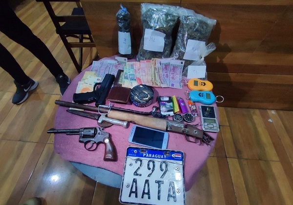 Fiscal encabeza operativo con detención de persona e incautación de drogas y armas