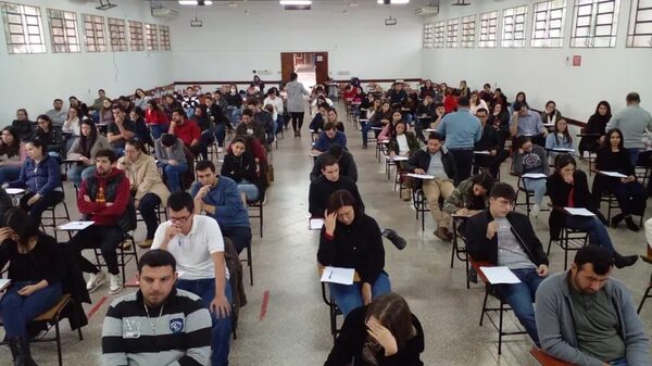 Alta concurrencia de postulantes en los exámenes para trabajar en Itaipú - Economía - ABC Color