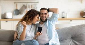 La Nación / Las parejas que se hacen bromas son más felices y sólidas, afirma un estudio