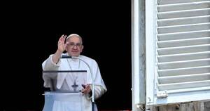 La Nación / Miles de fieles aplauden al papa tras su operación