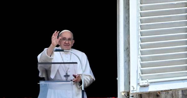 La Nación / Miles de fieles aplauden al papa tras su operación