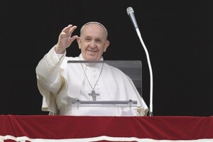 Diario HOY | El papa celebra el Ángelus ante miles de fieles tras su operación