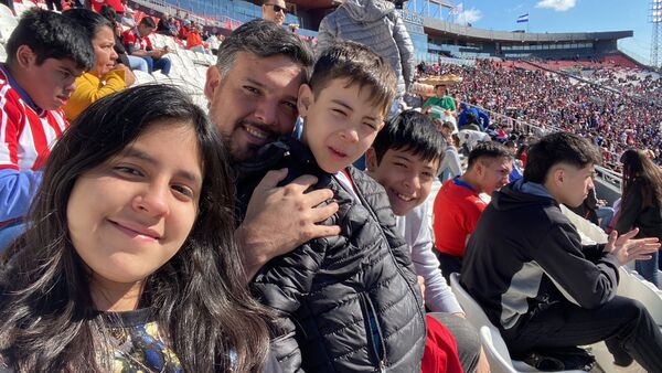 Papá de fiesta en el amistoso de Paraguay - C9N