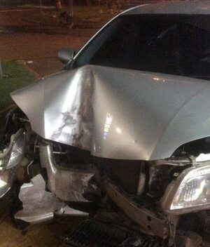 Automovilista choca contra la estructura de un semáforo - ABC en el Este - ABC Color