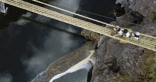 La Nación / Reconstruyen puente de cuerdas en ritual inca de seis siglos