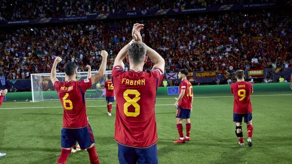 España busca honores ante la leyenda Modric