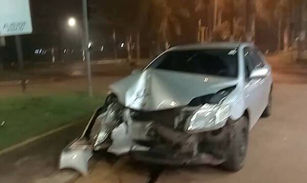 Se le empañó el parabrisas del vehículo y fue a parar por un semáforo