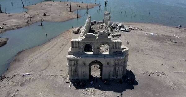 La Nación / La sequía saca una iglesia colonial del fondo de río mexicano