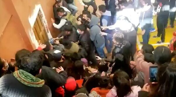 Estampida durante concierto deja una fallecida y siete heridas en Bolivia