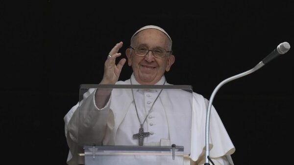 El papa reaparece ante los fieles tras su reciente operación de hernia
