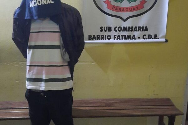 Sujeto intentó clavar con tenedor a su madre e hirió a sus hermanos