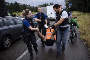 Activistas climáticos cortan el tráfico en dos carreteras de Zúrich pegándose al asfalto - Mundo - ABC Color