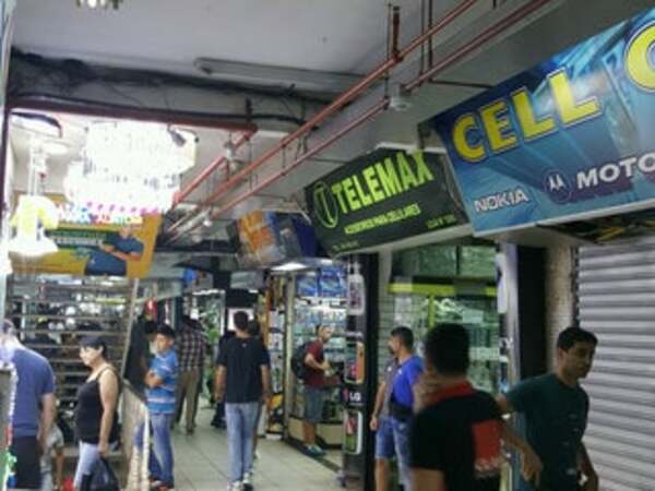 Delincuentes asaltan local comercial, roban dinero, mercaderías y dos armas de fuego